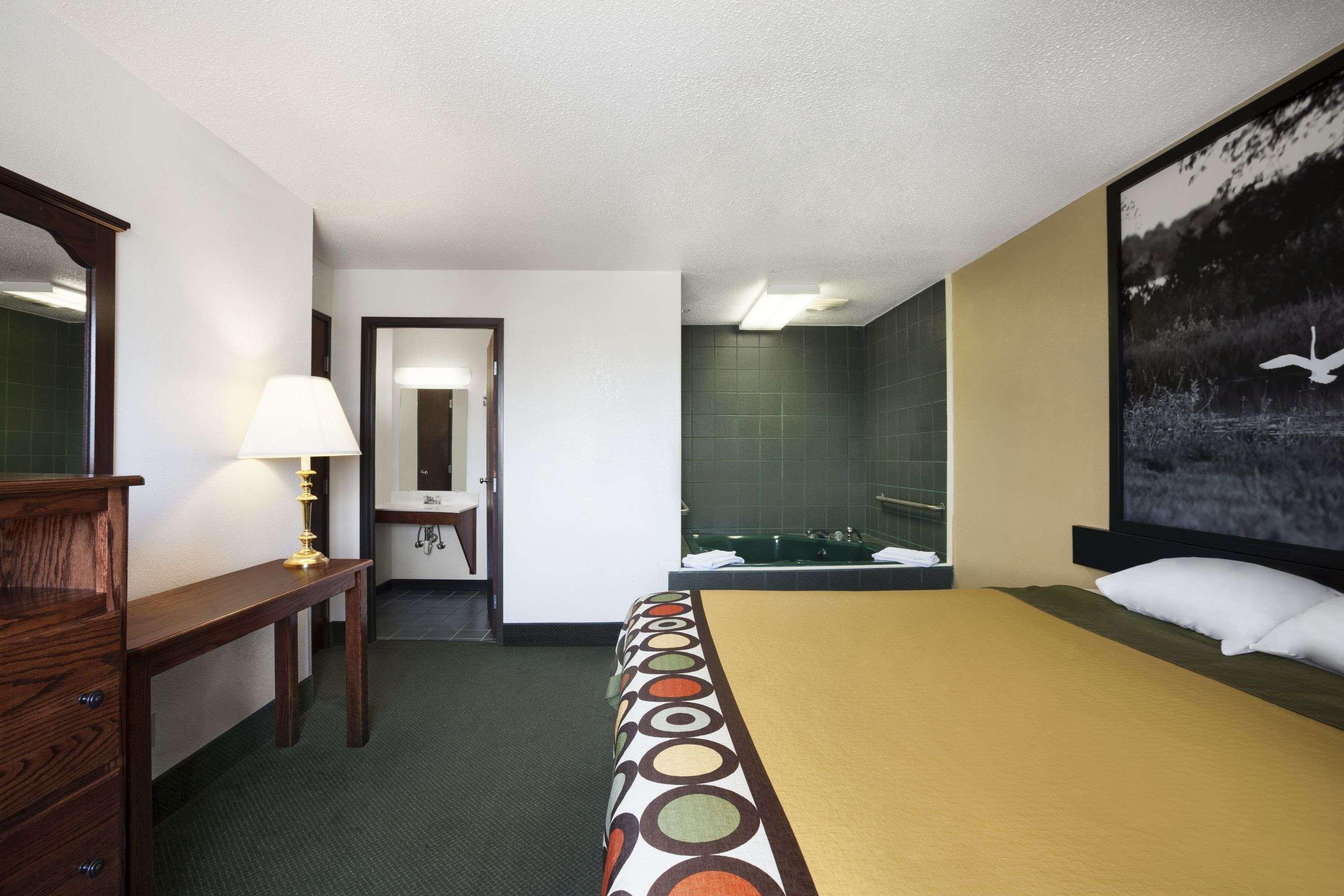 Super 8 By Wyndham Bowling Green Exterior photo